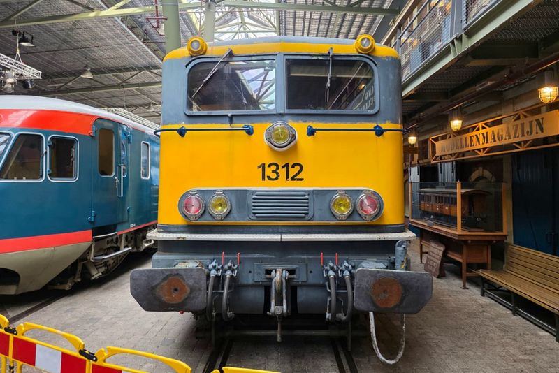 Museumlocomotief 1312 wordt bestickerd in de TCS-huisstijl